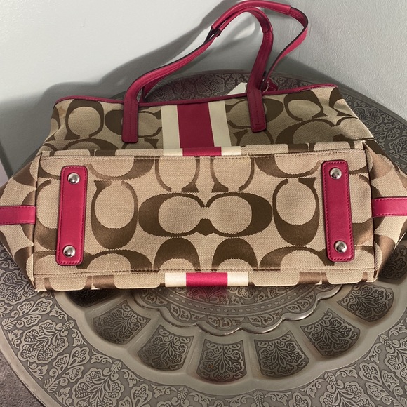 Coach Weekend Hamptons Signature
Stripe - Picture 5 of 12